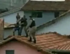  Vídeo mostra prisão de homem no telhado de casa em Santa Rita do Sapucaí 