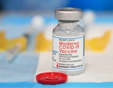 Vacina contra Covid: Moderna inicia testes com dose de reforço específica para variante ômicron