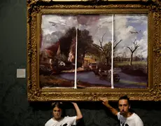 Ativistas do clima colam as mãos em quadros de galerias de Londres durante protestos