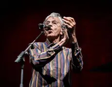 Caetano Veloso comemora 80 anos com live e especial sobre sua carreira