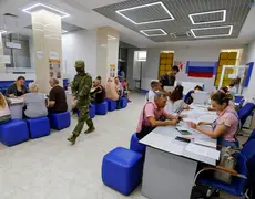 Presidência da UE analisa proibir vistos para todos os russos