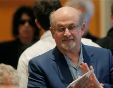 Quem é Salman Rushdie, autor de 'Os Versos Satânicos' alvo de ataque em Nova York