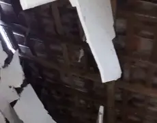 Raio atinge casa, destrói teto e deixa uma pessoa ferida na Paraíba