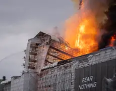 Incêndio atinge prédio histórico da antiga Bolsa de Valores de Copenhague e torre desaba sobre o teto