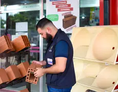 Procon notifica lojas de materiais de construção por venda de tijolos fora dos padrões técnicos em Manaus