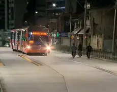 VíDEO: Ciclistas se arriscam pegando 'carona' em ônibus de Curitiba