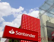 Santander muda estratégia, zera taxas e foca baixa renda