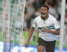 Atacante do Coritiba marca primeiro gol pelo clube e recebe elogio de Guto