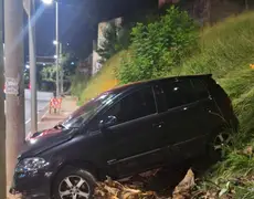 Mulher é atropelada por carro sem motorista em avenida de BH