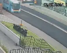 VÍDEO: Passageiros ficaram feridos após ônibus passar em faixa elevada sem sinalização, em Londrina