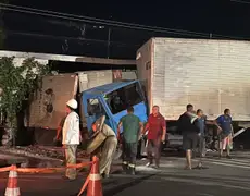 Colisão entre carreta e caminhão-baú destrói ferro-velho na Zona Leste de Manaus