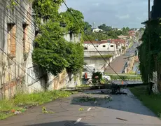 Queda de dois postes deixa parte de rua sem energia elétrica, no Centro de João Pessoa