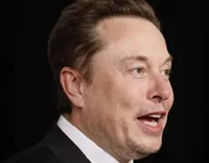 Musk lamenta tragédia no RS e anuncia doação de terminais de internet para ajudar nos resgates