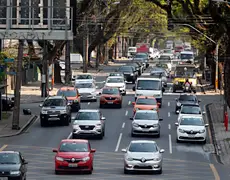 País precisa definir data-limite para a troca de carros a gasolina e diesel, diz senador