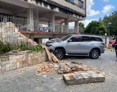 Motorista perde controle e carro derruba muro de prédio no Centro de João Pessoa