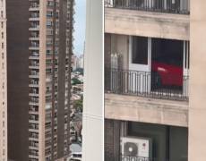 Corretor de imóveis mostra carro dentro de apartamento e brinca: 