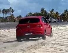 Vídeos flagram carros em alta velocidade na areia de praia em Lucena, na Paraíba