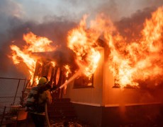 5 pessoas morrem e mais de 1,9 mil imóveis são destruídos em incêndios na região de Los Angeles; SIGA