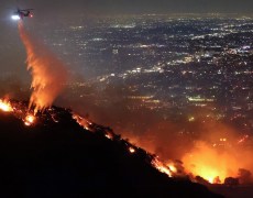 Aviões-tanque, caminhões e bombeiros: como Los Angeles está combatendo o pior incêndio da sua história