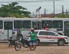 VÍDEO: homem toma chave de motorista e sobe em ônibus, em João Pessoa