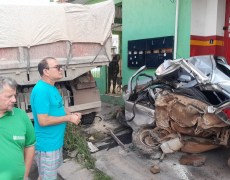 Caminhão desgovernado esmaga carros estacionados em avenida de Manaus