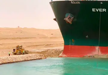 Canal de Suez continua bloqueado por navio encalhado; operação para liberar rota pode demorar semanas 