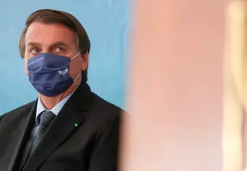 Bolsonaro assina decreto que cria comitê de crise contra covid-19