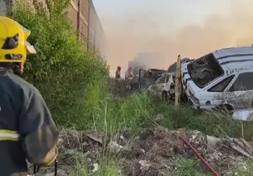 Incêndio atinge sucata de veículos em João Pessoa