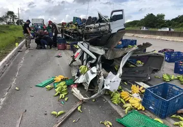 Trabalhador é arrastado e morre em grave acidente envolvendo caminhão carregado com frutas