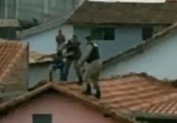  Vídeo mostra prisão de homem no telhado de casa em Santa Rita do Sapucaí 