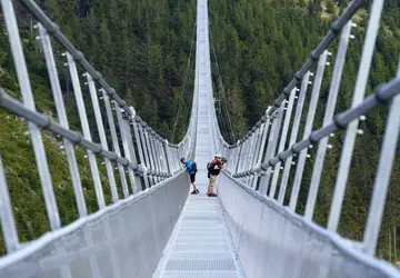 Maior ponte suspensa para pedestres do mundo é inaugurada em resort tcheco; veja fotos