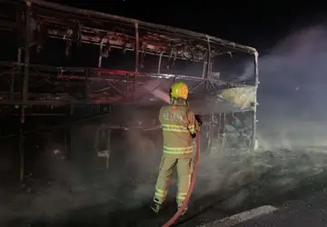  �"nibus com 43 passageiros pega fogo na BR-050, em Uberaba 