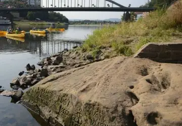 As sinistras 'pedras da fome' reveladas em rios da Europa após período de seca
