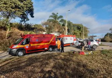Batida entre moto e carro deixa 2 pessoas feridas na BR-265, em São João del Rei