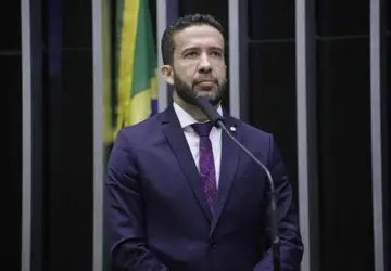  Janones critica discurso elitista: 'Bolsonarismo nada de braçadas' 
