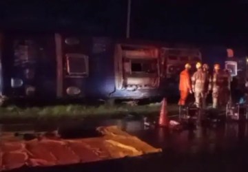 Ônibus que tombou no DF e matou 5 era clandestino e fugiu de escolta