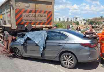 Mulher morre em batida entre carro e carreta na Região Norte de BH