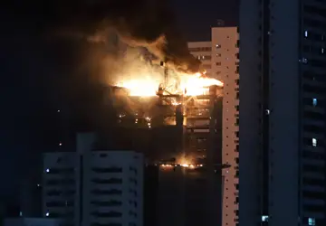 Incêndio atinge sete andares de edifício na Zona Oeste de Recife (PE)