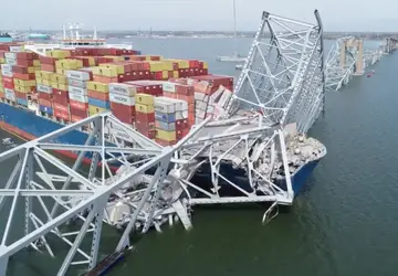 Metal retorcido, destroços e barris jogados: imagens revelam interior do navio que bateu em ponte nos EUA; VÍDEO