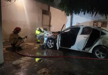 No Sertão: bandidos reagem a operação da polícia, atiram em delegacia e ateiam fogo em carro de ex-delegado