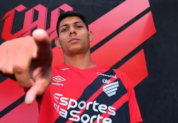 Athletico anuncia a contratação do meia Zé Vitor