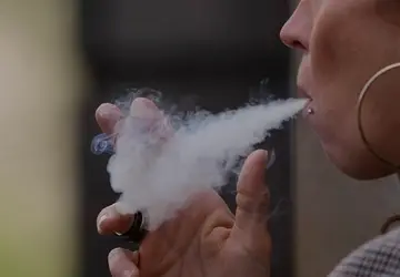 Entenda como o Reino Unido quer proibir fumantes em toda a geração de pessoas com 15 anos ou menos