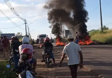 Moradores de Guarabira, na Paraíba, colocam fogo em pneus e fecham a PB-073 em protesto