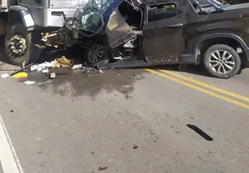 Suspeitos de assalto a oficial da Marinha morrem após colisão entre carro e caminhão na Grande João Pessoa