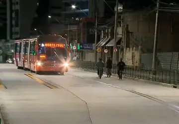 VíDEO: Ciclistas se arriscam pegando 'carona' em ônibus de Curitiba
