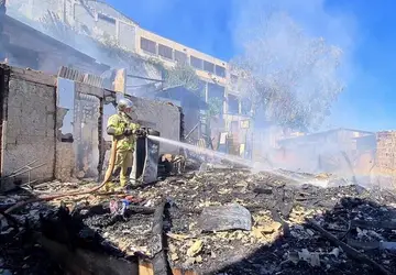 Incêndio destrói seis casas em Curitiba; uma pessoa ficou ferida