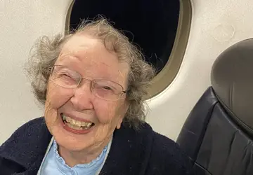 A mulher de 101 anos constantemente confundida com um bebê por companhia aérea