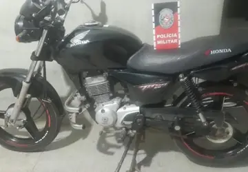 Polícia Militar apreende motocicleta com sinais identificadores adulterados, em Teixeira