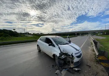 Motorista bate em mureta na BR-230 em João Pessoa
