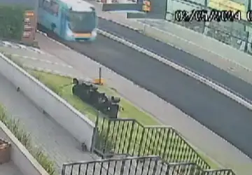 VÍDEO: Passageiros ficaram feridos após ônibus passar em faixa elevada sem sinalização, em Londrina